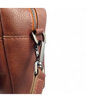Borsa in pelle stile audace: spaziosa, versatile, funzionale.