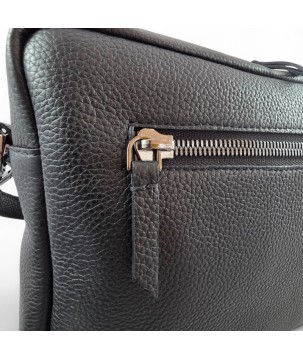 Borsa in pelle stile audace: spaziosa, versatile, funzionale.