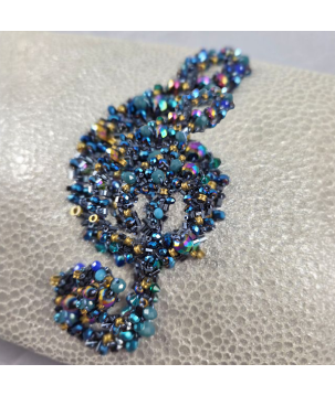 POCHETTE IN PELLE, CHIAVE DI VIOLINO RICAMATA, CON PIETRE