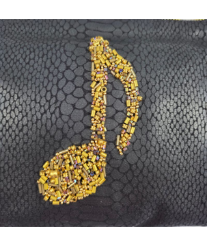 POCHETTE IN PELLE, CON NOTA MUSICALE RICAMATA, CON PIETRE