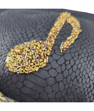 POCHETTE IN PELLE, CON NOTA MUSICALE RICAMATA, CON PIETRE