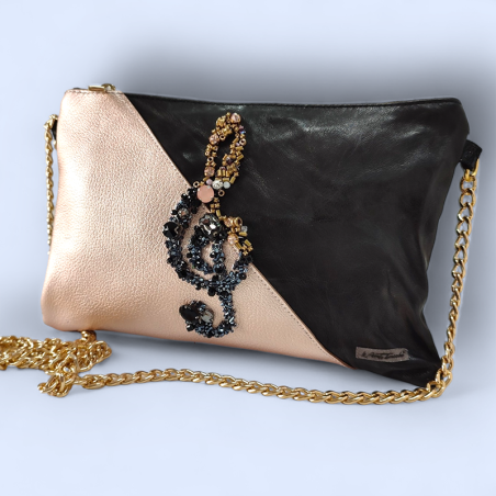 POCHETTE IN PELLE, CON NOTA MUSICALE RICAMATA, CON PIETRE, SWAROVSKI E PERLINE