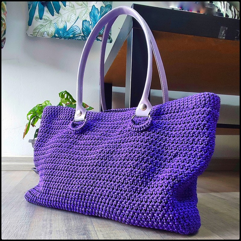 BORSA UNCINETTO VIOLA REALIZZATA A MANO,MANICI IN SIMILPELLE COLOR LILLA