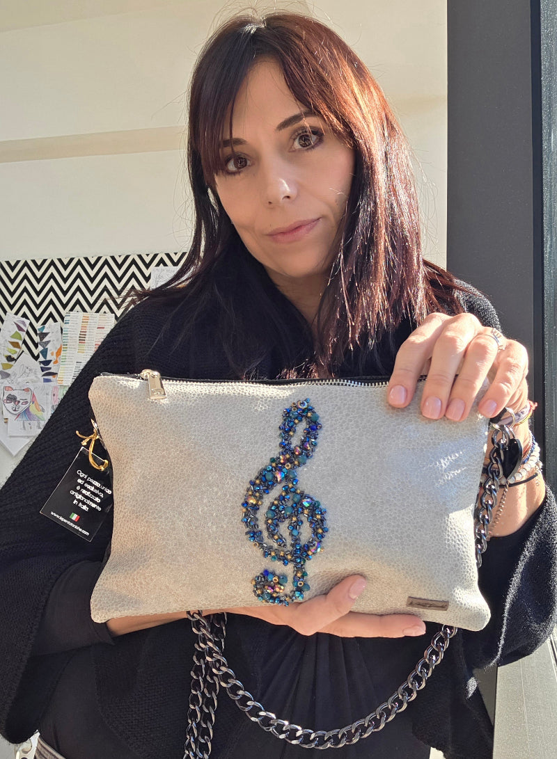 POCHETTE IN PELLE RICAMATA CON CHIAVE DI VIOLINO