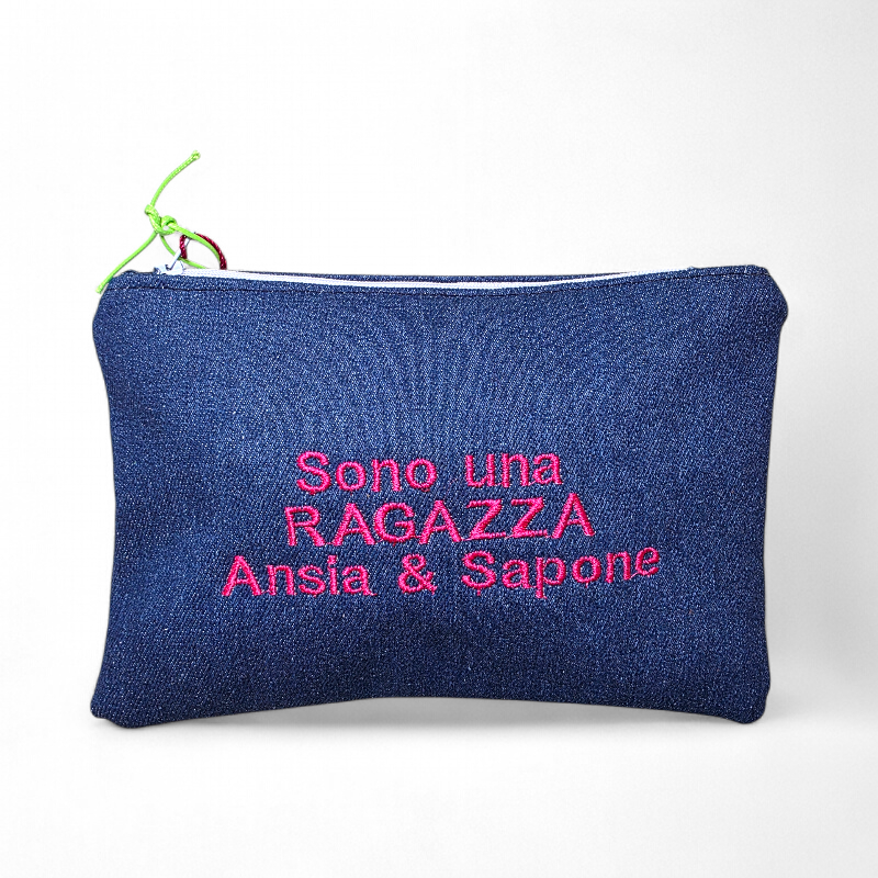 TROUSSE IN DENIM "SONO UNA RAGAZZA ANSIA E SAPONE"
