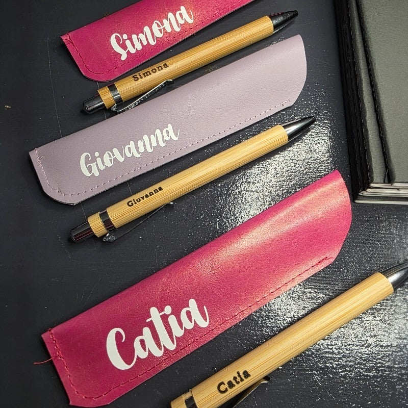 SET PENNA E PORTAPENNA IN PELLE, PERSONALIZZABILI. VARIANTE VIOLA