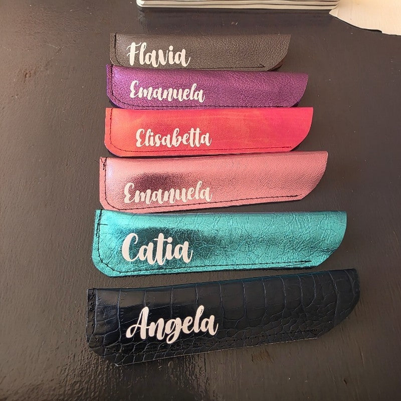 SET PENNA E PORTAPENNA IN PELLE, PERSONALIZZABILI. VARIANTE VIOLA