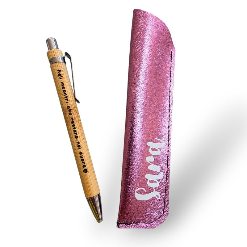 SET PENNA E PORTAPENNA IN PELLE, PERSONALIZZABILI. VARIANTE VIOLA