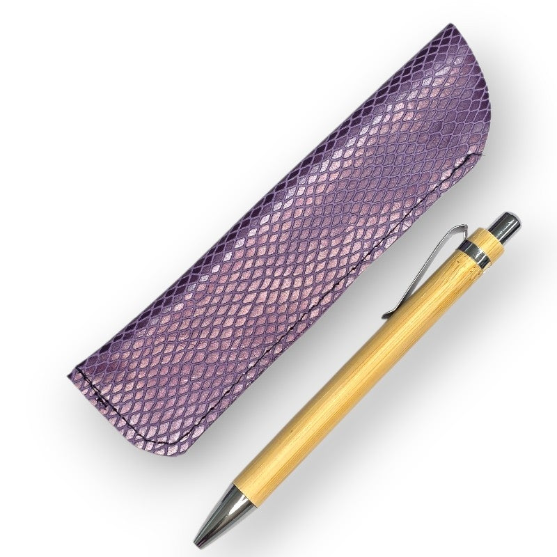 SET PENNA E PORTAPENNA IN PELLE, PERSONALIZZABILI. VARIANTE VIOLA PITONE