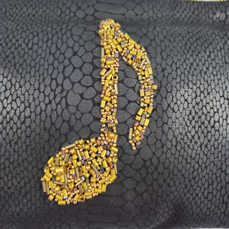 POCHETTE IN SIMILPELLE E NOTA MUSICALE RICAMATA