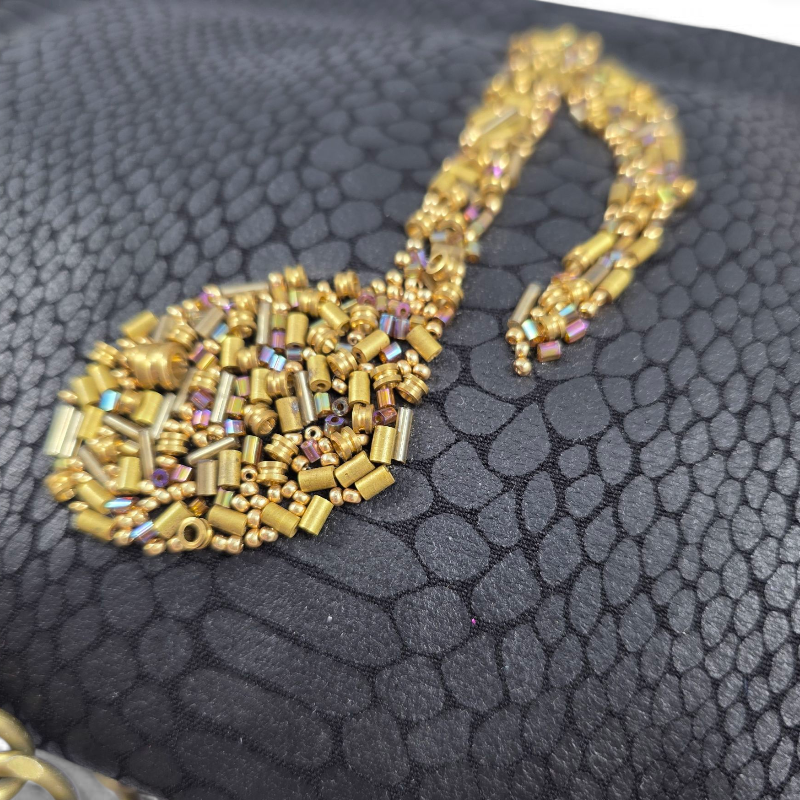 POCHETTE IN SIMILPELLE E NOTA MUSICALE RICAMATA